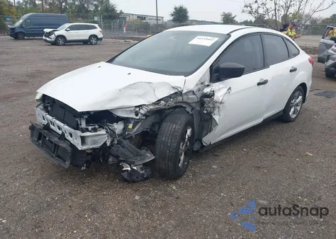 2015 Ford Focus S z USA, uszkodzony, nr VIN 1FADP3E21FL372744